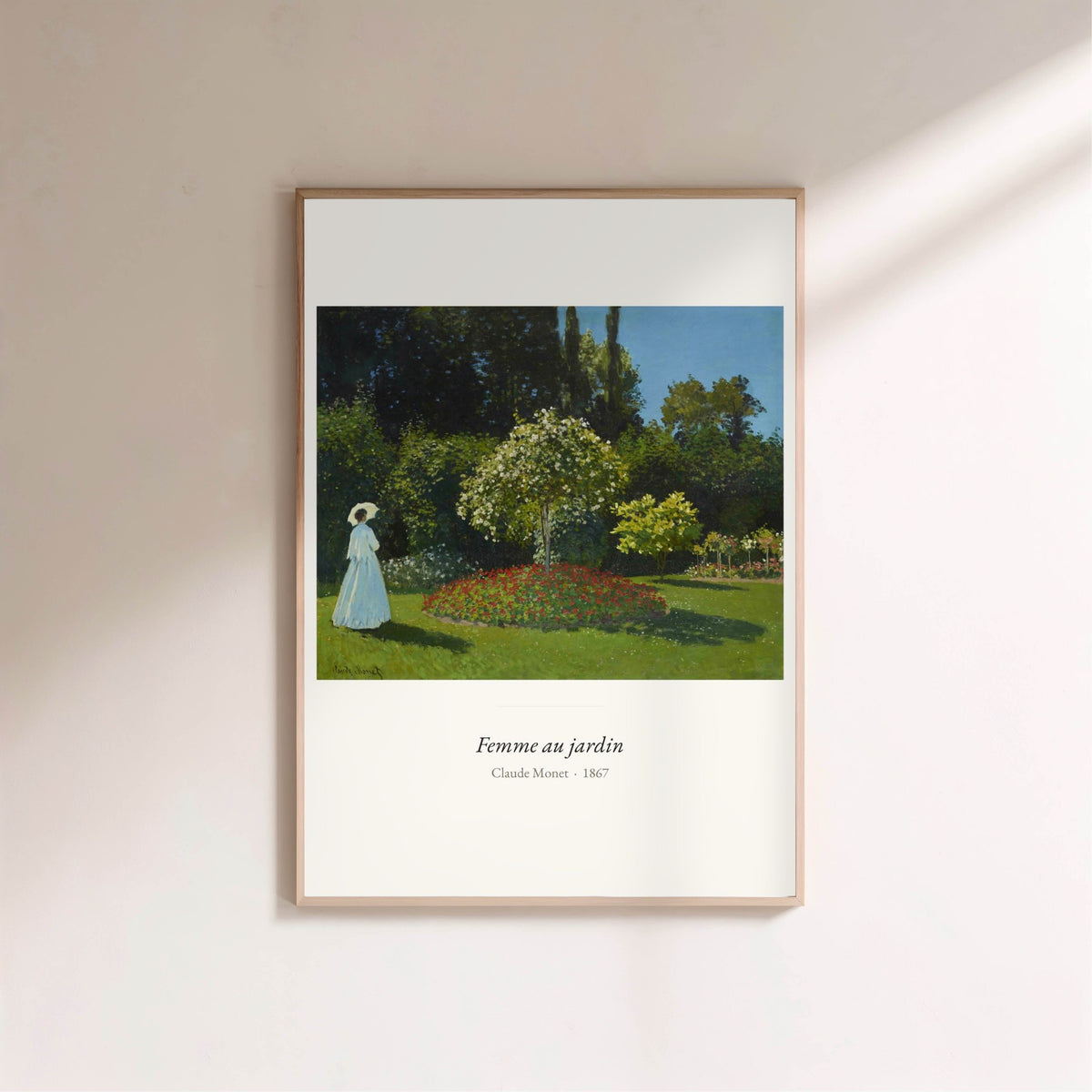 Femme au jardin, Claude Monet | Affiche Art Premium, affiche encadrée sur un mur clair