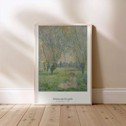 Femme sous les saules, Claude Monet, affiche encadrée posée au sol, cadre bois clair