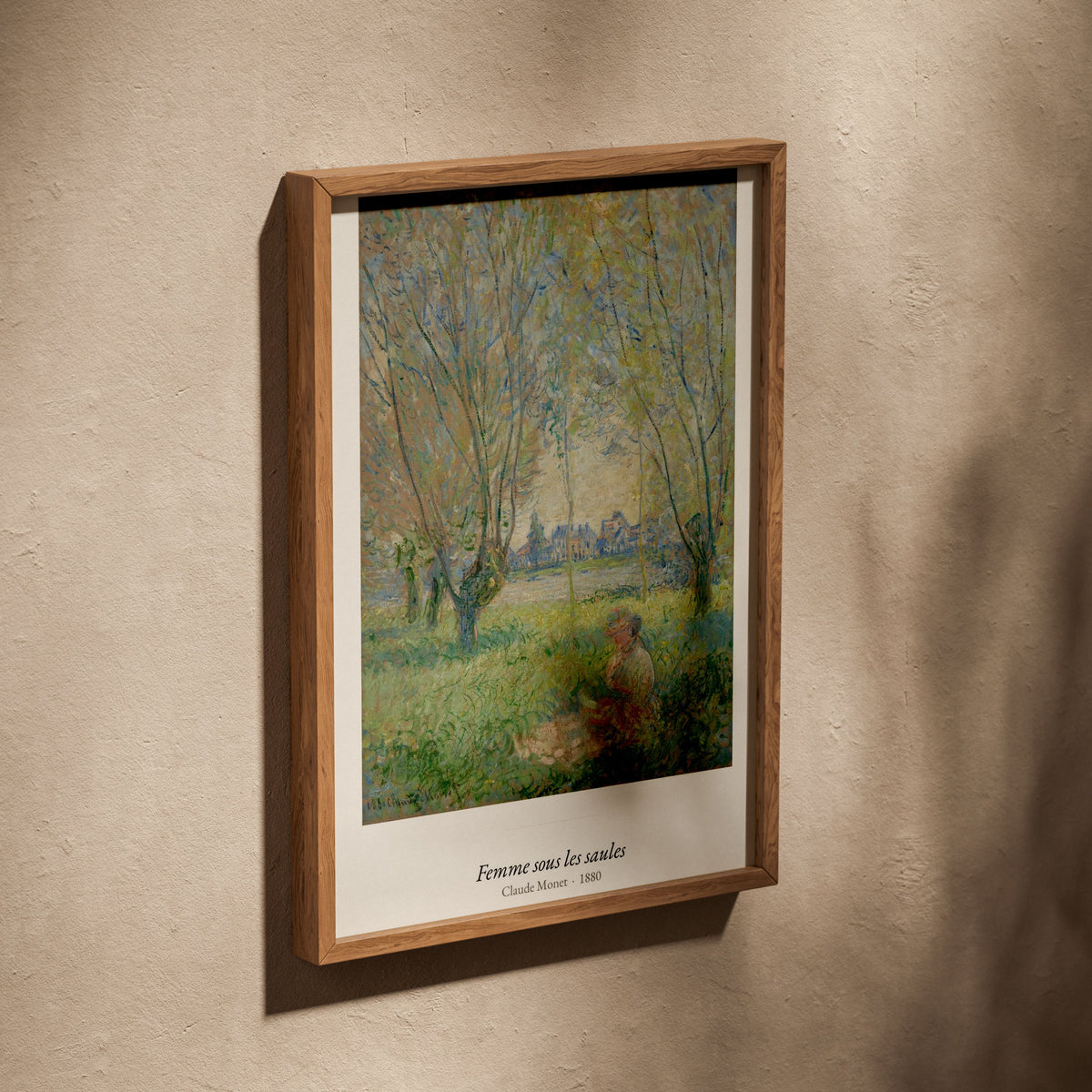 Femme sous les saules, Claude Monet, affiche dans un cadre en chêne posé de biais sur un mur texturé