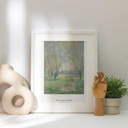Femme sous les saules, Claude Monet, affiche encadrée posée près d'un vase blanc, lumière rasante