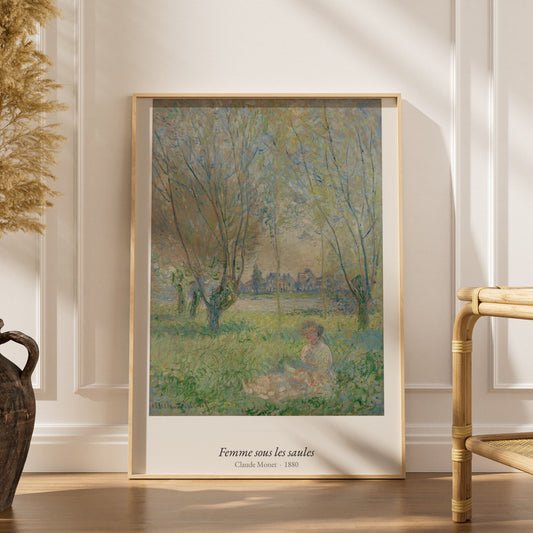 Femme sous les saules, Claude Monet, affiche encadrée dans un intérieur élégant, herbes séchées et chaise en rotin