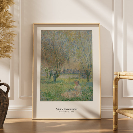 Femme sous les saules, Claude Monet, affiche encadrée dans un intérieur élégant, herbes séchées et chaise en rotin
