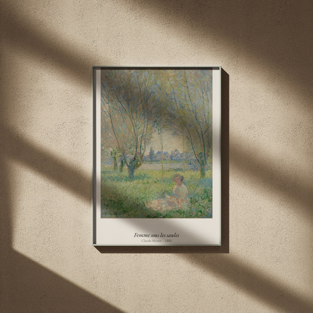 Femme sous les saules, Claude Monet, affiche encadrée sur un mur beige, ombres de fenêtre