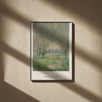 Femme sous les saules, Claude Monet, affiche encadrée sur un mur beige, ombres de fenêtre