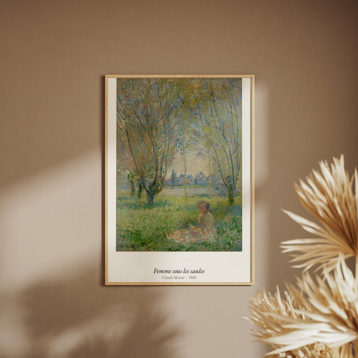Femme sous les saules, Claude Monet, affiche encadrée sur un mur beige, pampas au premier plan