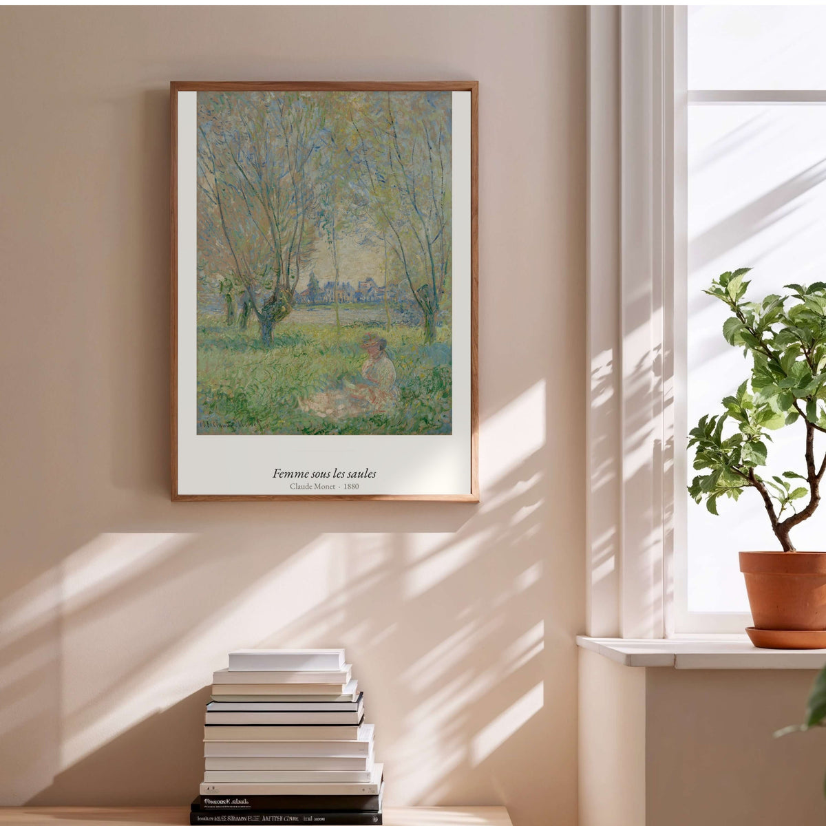 Femme sous les saules, Claude Monet, affiche encadrée au-dessus d'une pile de livres