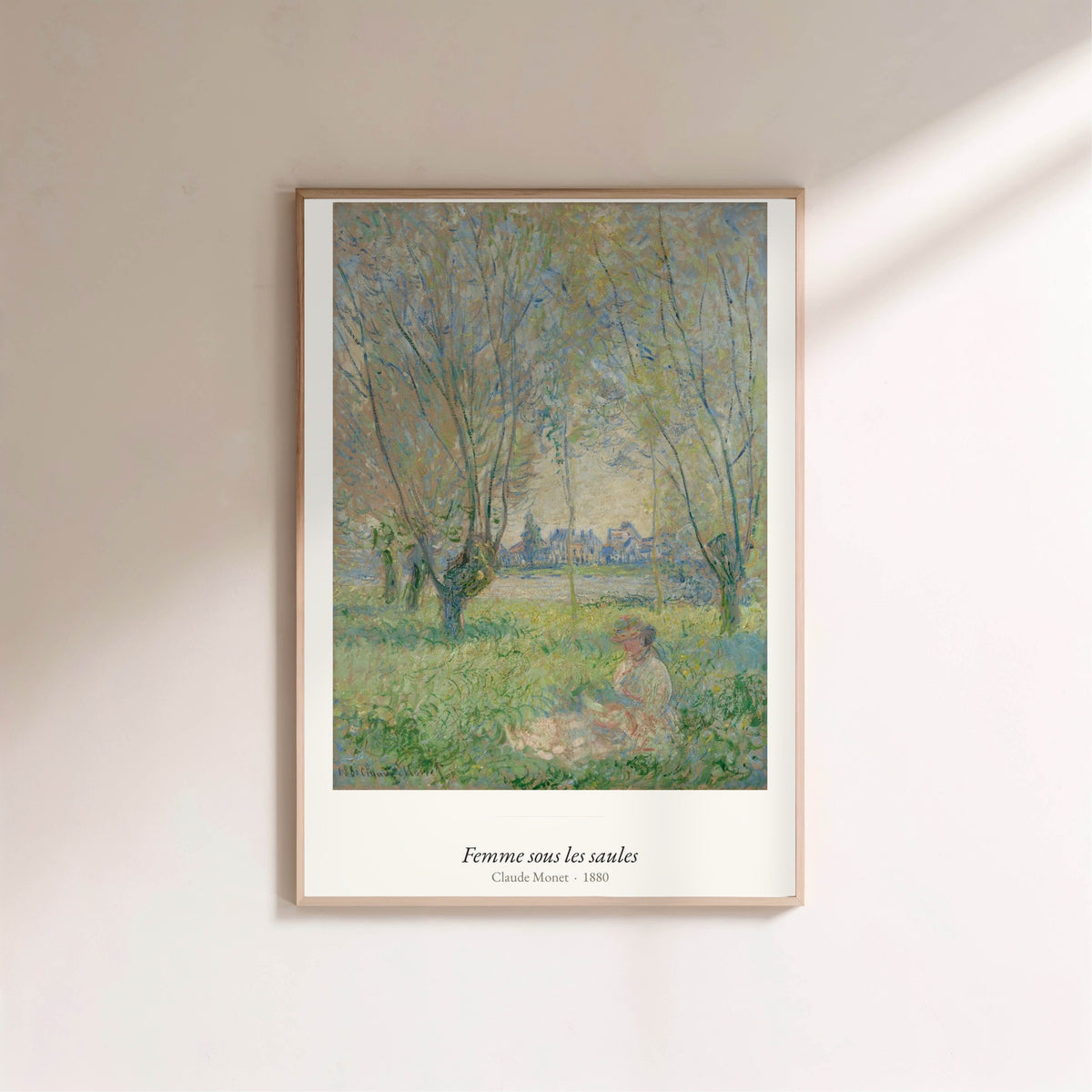 Femme sous les saules, Claude Monet, affiche encadrée sur un mur clair