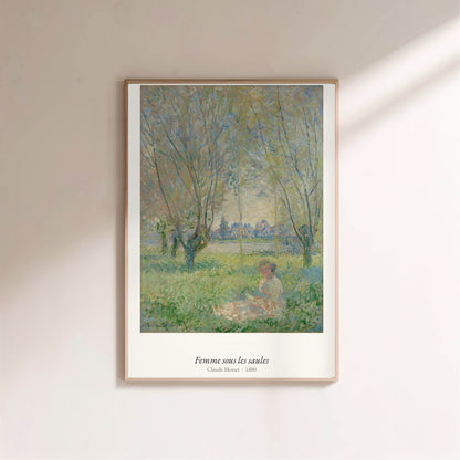 Femme sous les saules, Claude Monet, affiche encadrée sur un mur clair