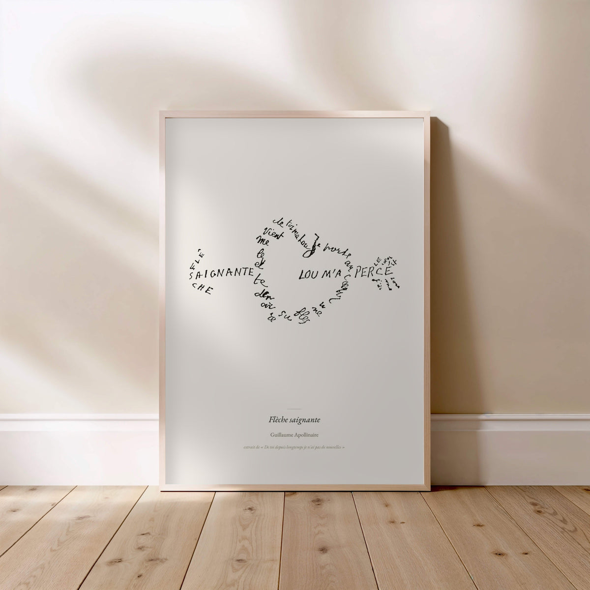 Flèche saignante - Apollinaire - Affiche Calligramme Amour, affiche encadrée posée au sol, cadre bois clair