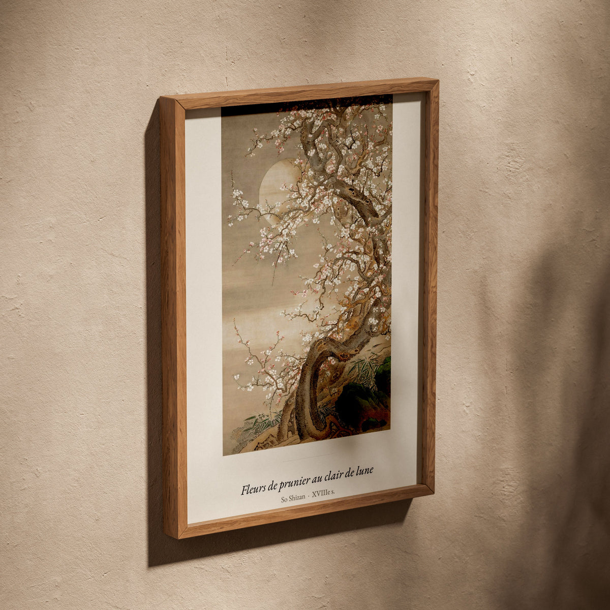 Fleurs de prunier au clair de lune, So Shizan, affiche dans un cadre en chêne posé de biais sur un mur texturé