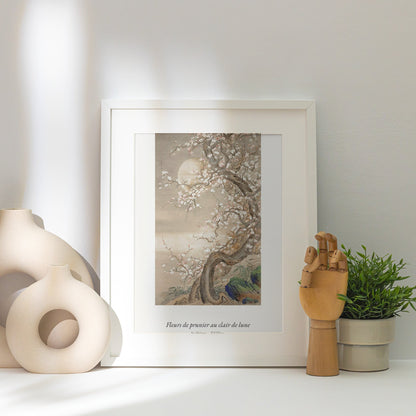 Fleurs de prunier au clair de lune, So Shizan, affiche encadrée posée près d'un vase blanc, lumière rasante