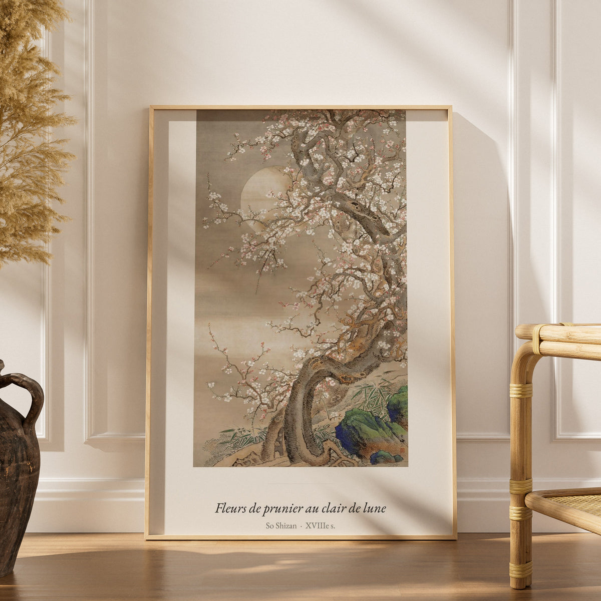 Fleurs de prunier au clair de lune, So Shizan, affiche encadrée dans un intérieur élégant, herbes séchées et chaise en rotin