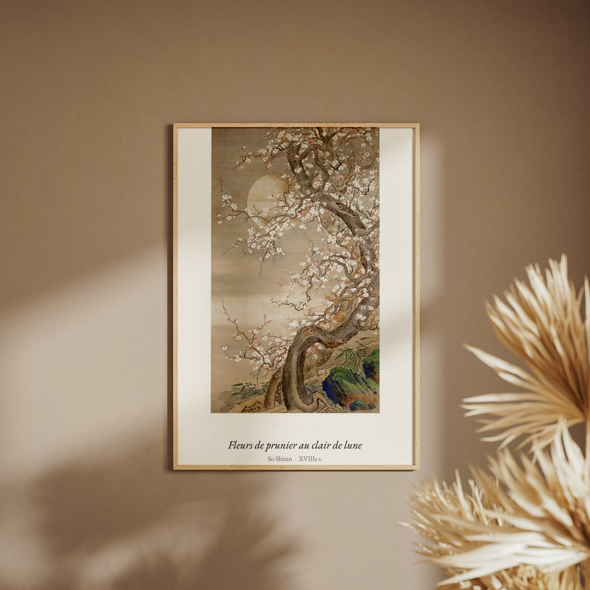 Fleurs de prunier au clair de lune, So Shizan, affiche encadrée sur un mur beige, pampas au premier plan