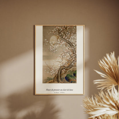 Fleurs de prunier au clair de lune, So Shizan, affiche encadrée sur un mur beige, pampas au premier plan