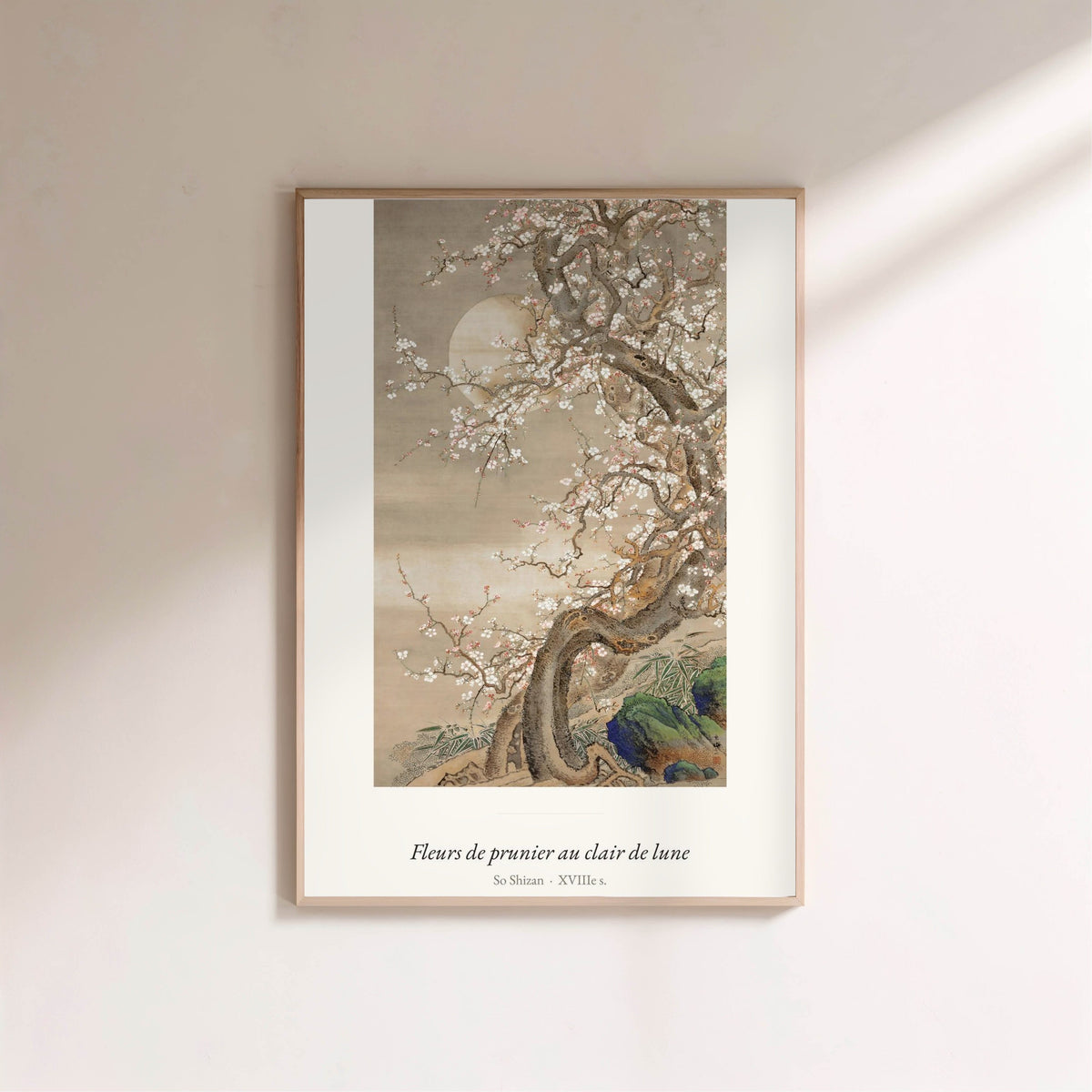Fleurs de prunier au clair de lune, So Shizan, affiche encadrée sur un mur clair