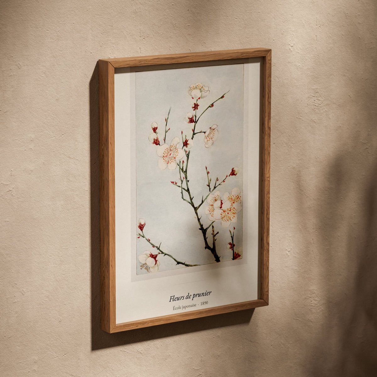 Fleurs de prunier, École japonaise, affiche dans un cadre en chêne posé de biais sur un mur texturé