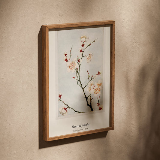 Fleurs de prunier, École japonaise, affiche dans un cadre en chêne posé de biais sur un mur texturé