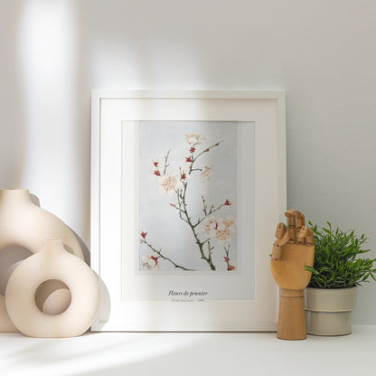 Fleurs de prunier, École japonaise, affiche encadrée posée près d'un vase blanc, lumière rasante