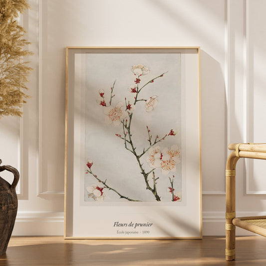 Fleurs de prunier, École japonaise, affiche encadrée dans un intérieur élégant, herbes séchées et chaise en rotin