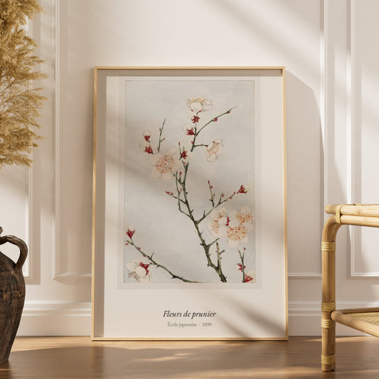 Fleurs de prunier, École japonaise, affiche encadrée dans un intérieur élégant, herbes séchées et chaise en rotin