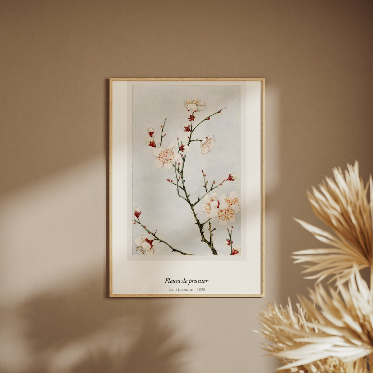 Fleurs de prunier, École japonaise, affiche encadrée sur un mur beige, pampas au premier plan