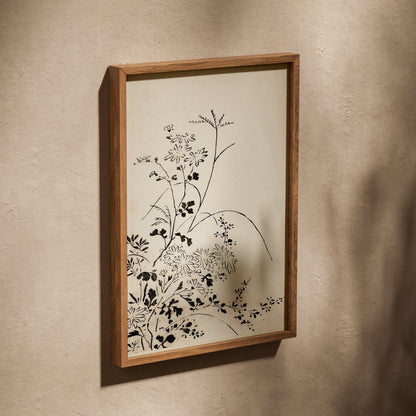 Fleurs Sauvages - Estampe Japonaise à l'Encre, affiche dans un cadre en chêne posé de biais sur un mur texturé