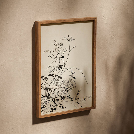 Fleurs Sauvages - Estampe Japonaise à l'Encre, affiche dans un cadre en chêne posé de biais sur un mur texturé