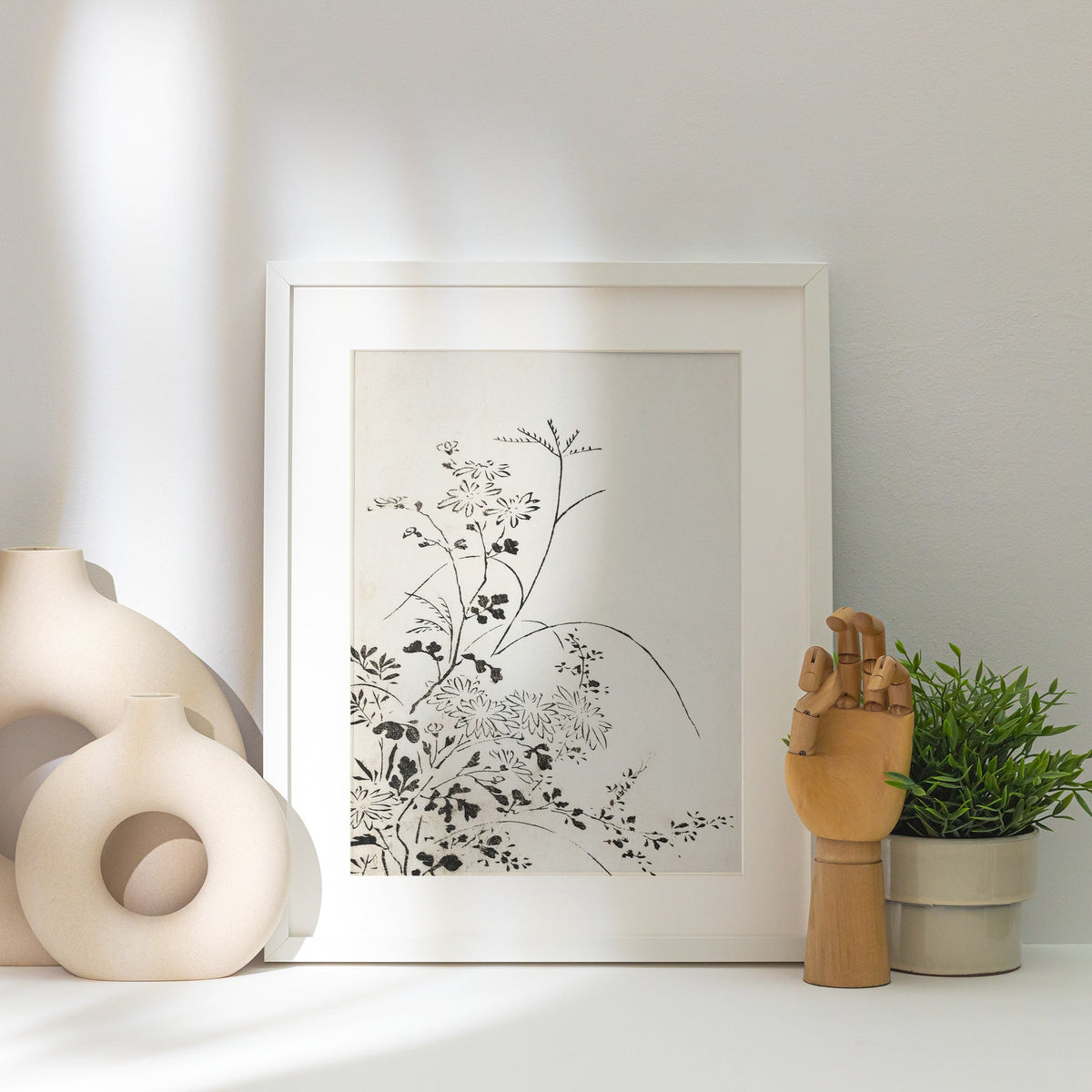 Fleurs Sauvages - Estampe Japonaise à l'Encre, affiche encadrée posée près d'un vase blanc, lumière rasante