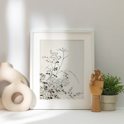 Fleurs Sauvages - Estampe Japonaise à l'Encre, affiche encadrée posée près d'un vase blanc, lumière rasante