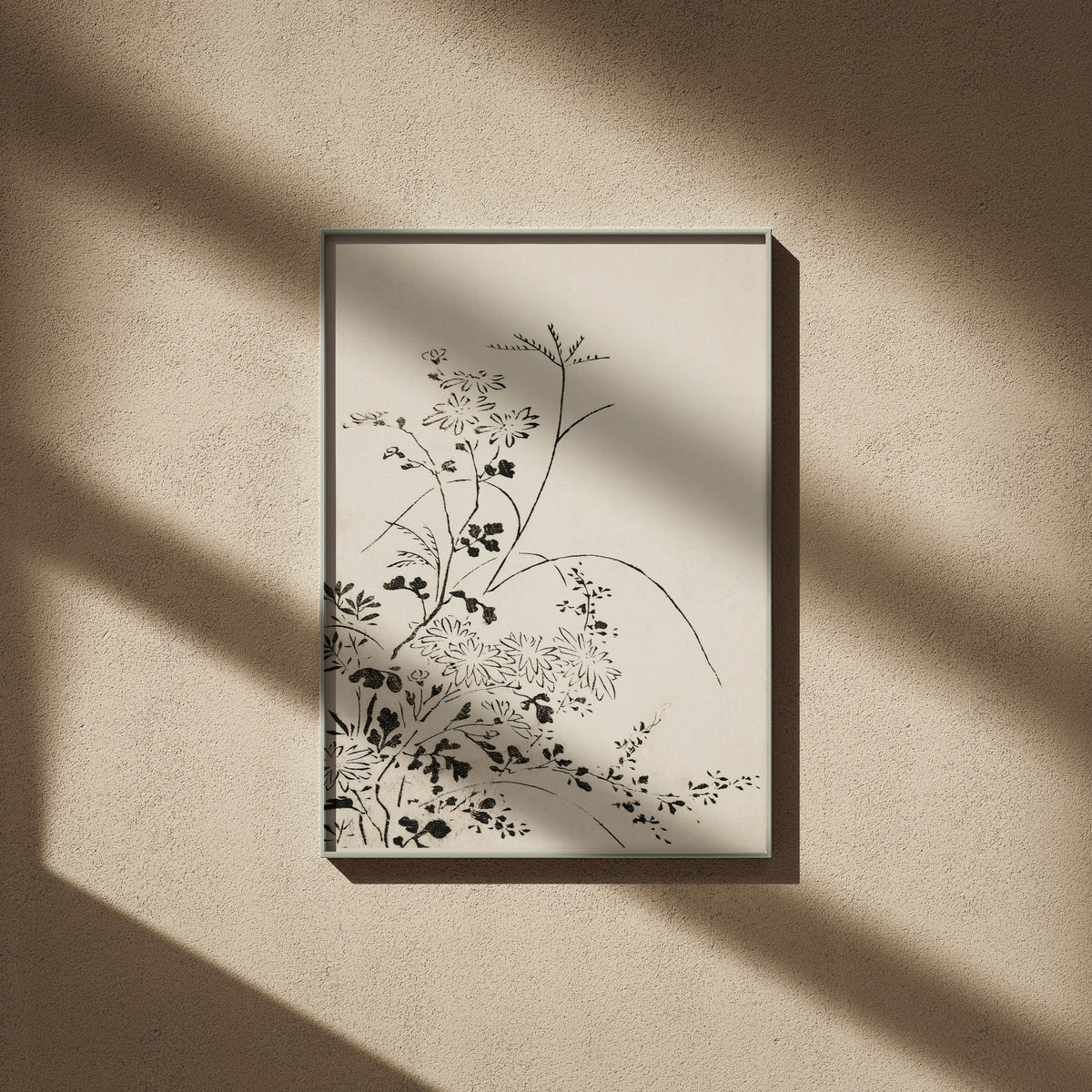 Fleurs Sauvages - Estampe Japonaise à l'Encre, affiche encadrée sur un mur beige, ombres de fenêtre