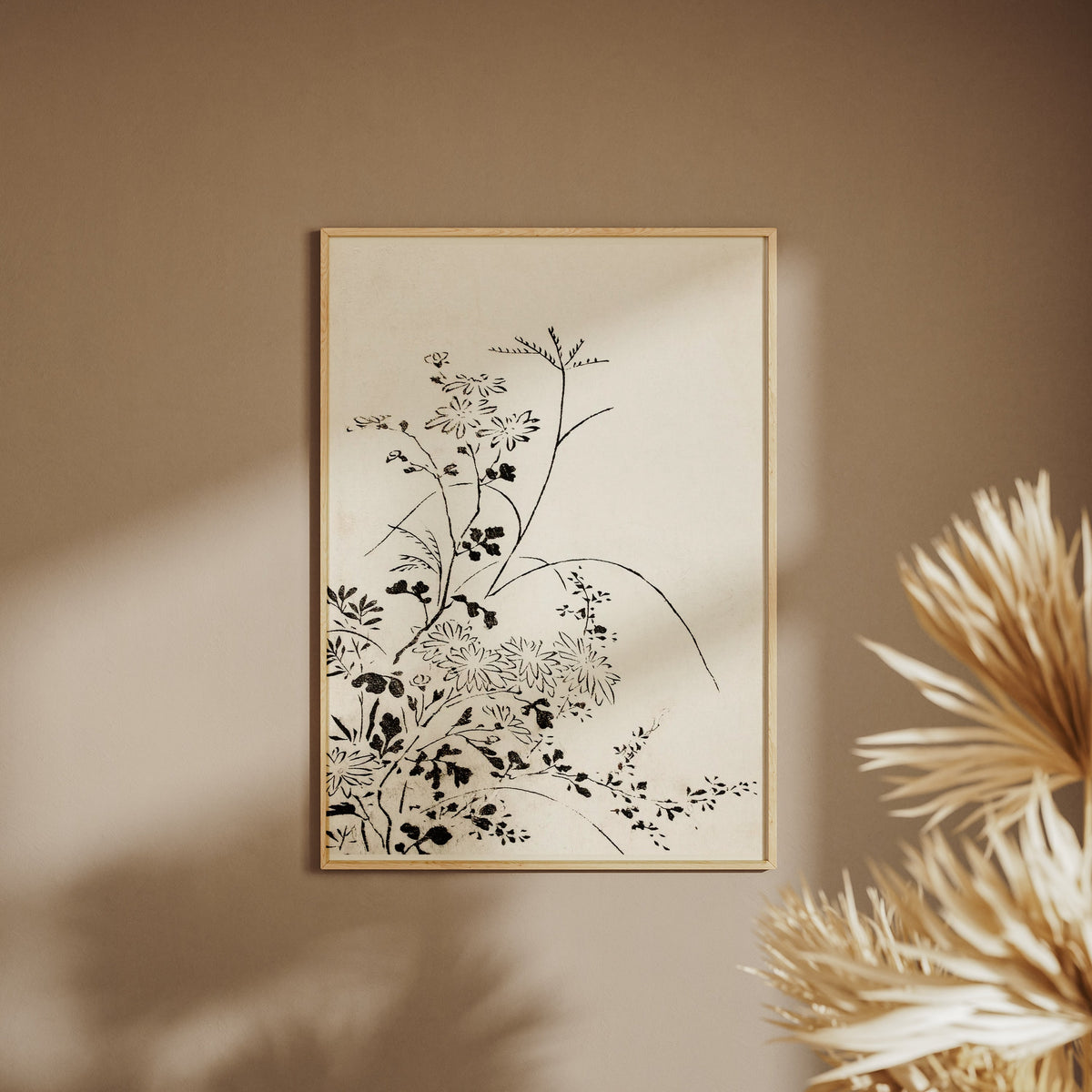 Fleurs Sauvages - Estampe Japonaise à l'Encre, affiche encadrée sur un mur beige, pampas au premier plan