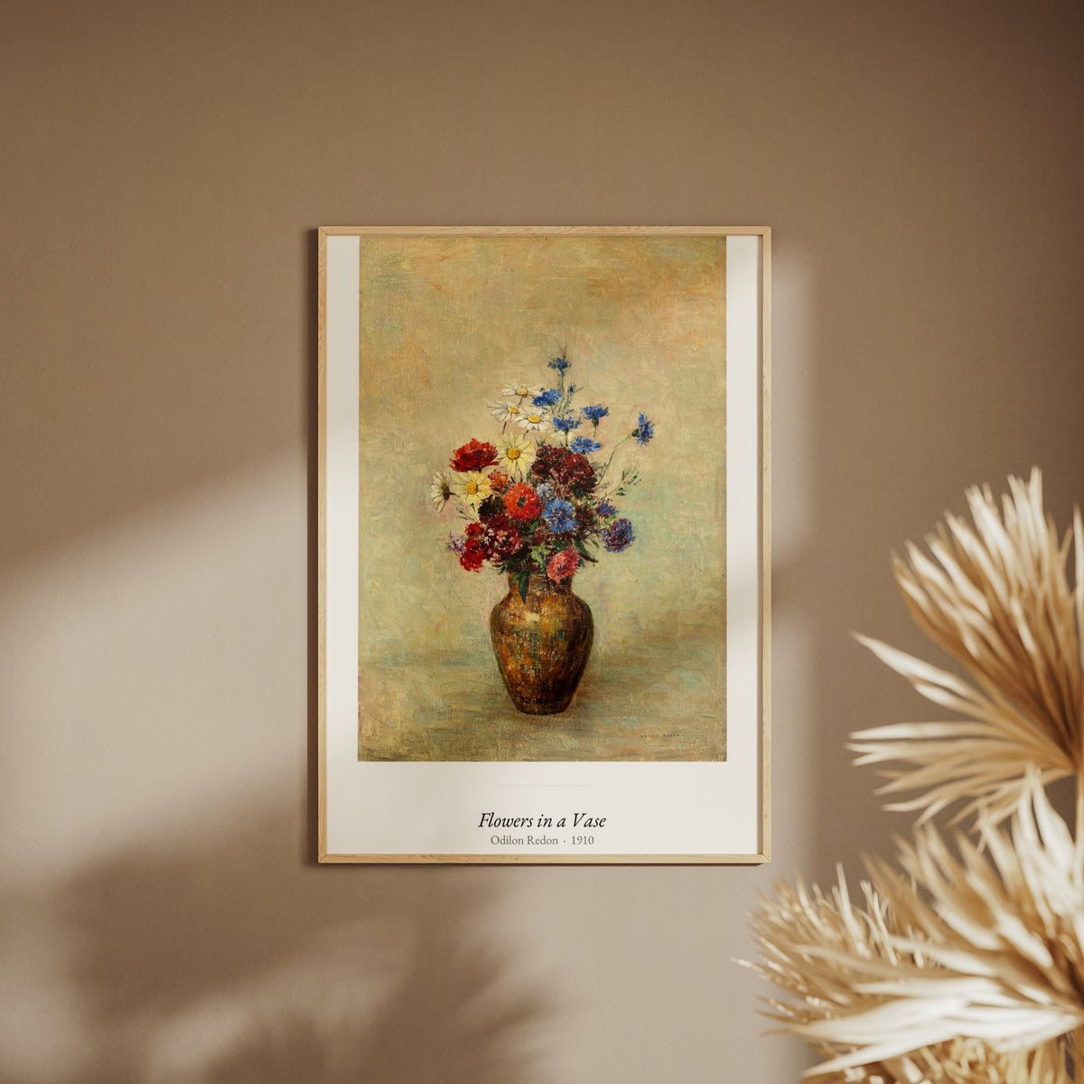 Flowers in a Vase, Odilon Redon | Affiche Art Premium, affiche encadrée sur un mur beige, pampas au premier plan