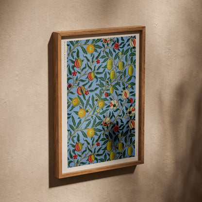 Four Fruits - William Morris - Affiche Arts & Crafts, affiche dans un cadre en chêne posé de biais sur un mur texturé