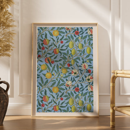Four Fruits - William Morris - Affiche Arts & Crafts, affiche encadrée dans un intérieur élégant, herbes séchées et chaise en