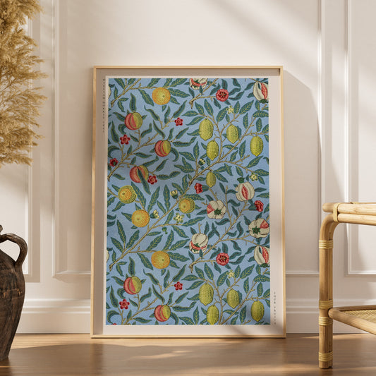 Four Fruits - William Morris - Affiche Arts & Crafts, affiche encadrée dans un intérieur élégant, herbes séchées et chaise en