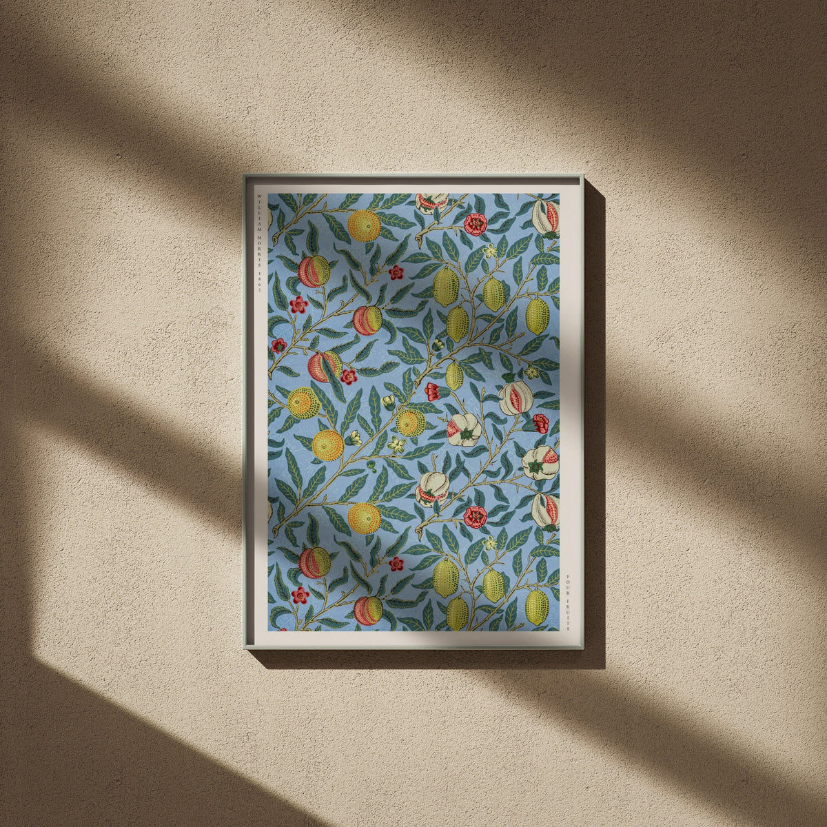 Four Fruits - William Morris - Affiche Arts & Crafts, affiche encadrée sur un mur beige, ombres de fenêtre