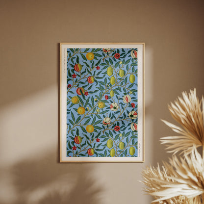 Four Fruits - William Morris - Affiche Arts & Crafts, affiche encadrée sur un mur beige, pampas au premier plan