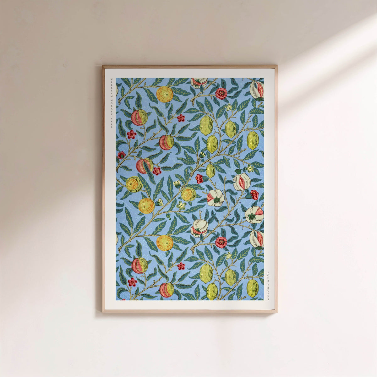 Four Fruits - William Morris - Affiche Arts & Crafts, affiche encadrée sur un mur clair