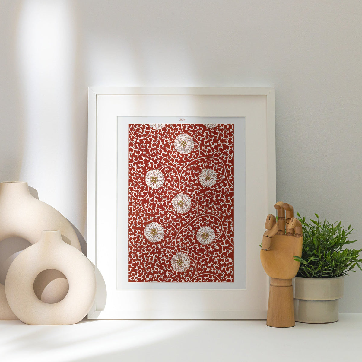 Motif chinois Pl. XLIII - Owen Jones, affiche encadrée posée près d'un vase blanc, lumière rasante