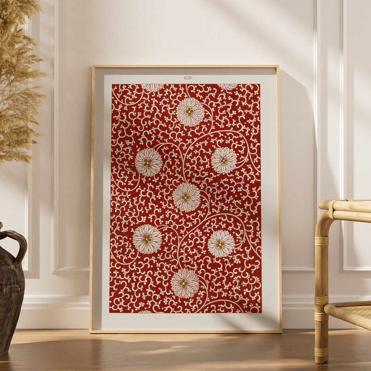 Motif chinois Pl. XLIII - Owen Jones, affiche encadrée dans un intérieur élégant, herbes séchées et chaise en rotin