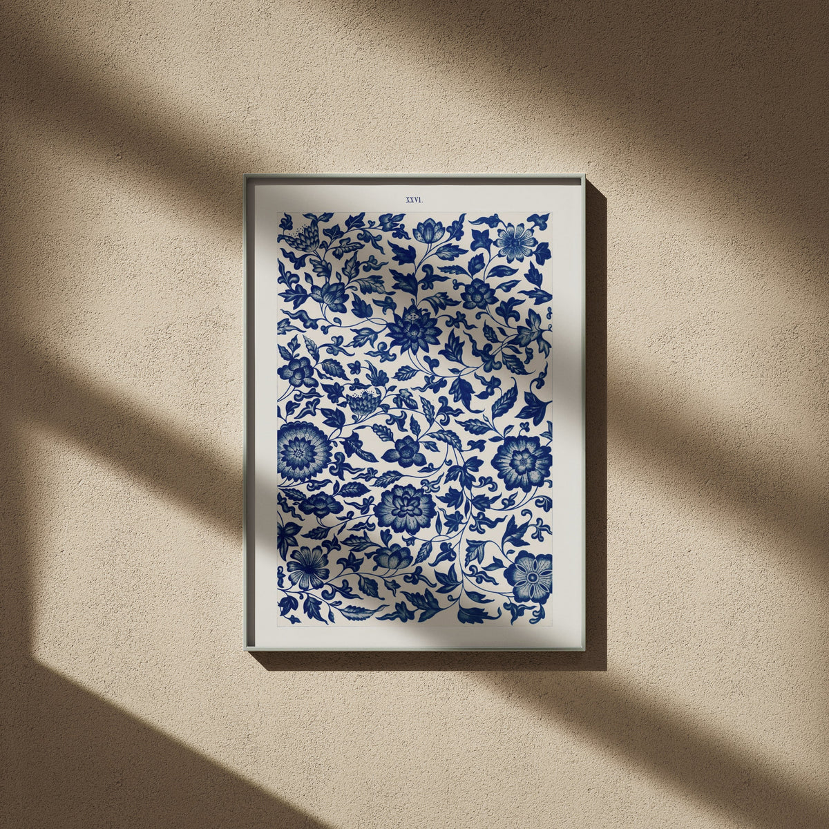 Grammar of Ornament Pl. XXVI - Owen Jones, affiche encadrée sur un mur beige, ombres de fenêtre