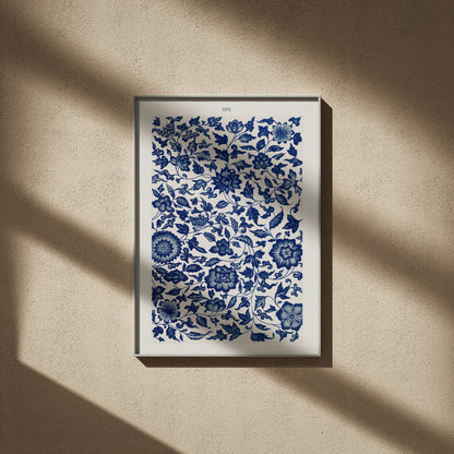 Grammar of Ornament Pl. XXVI - Owen Jones, affiche encadrée sur un mur beige, ombres de fenêtre