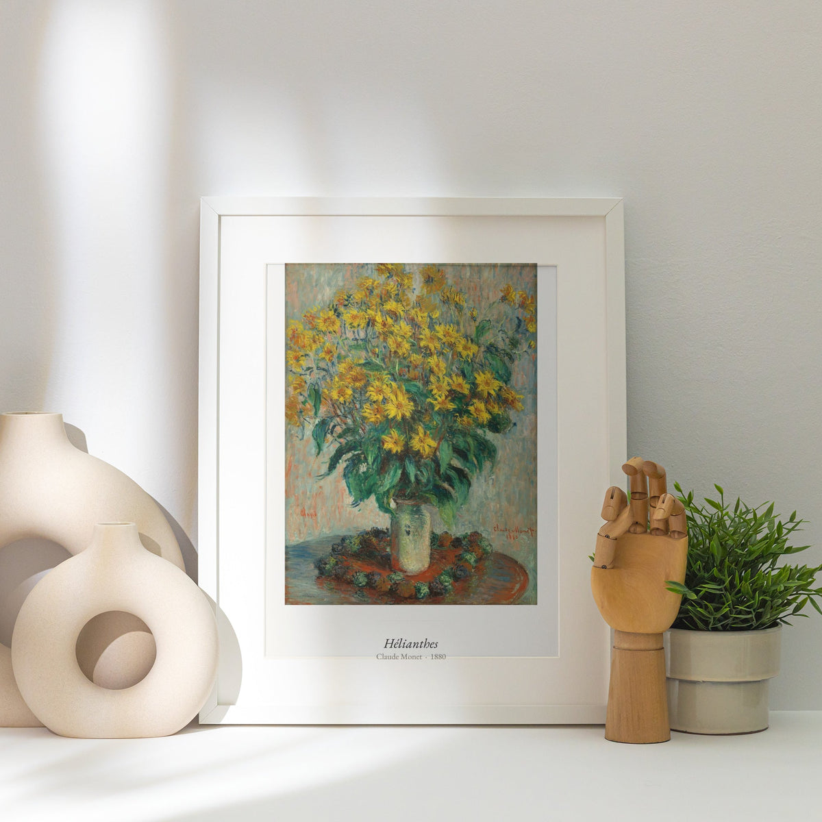 Hélianthes, Claude Monet | Affiche Art Premium, affiche encadrée posée près d'un vase blanc, lumière rasante