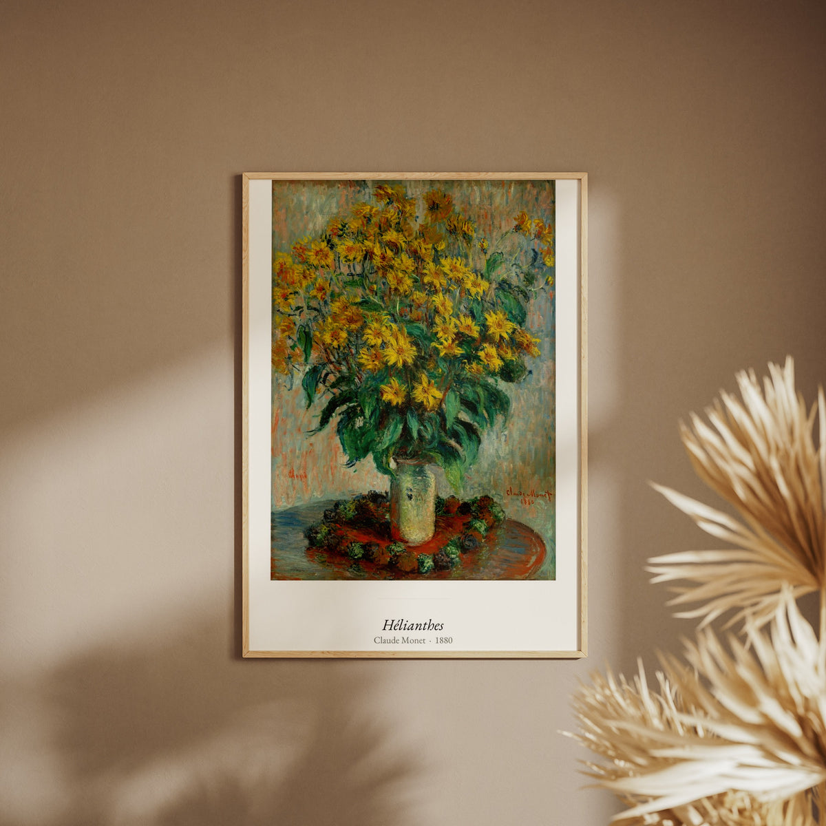 Hélianthes, Claude Monet | Affiche Art Premium, affiche encadrée sur un mur beige, pampas au premier plan