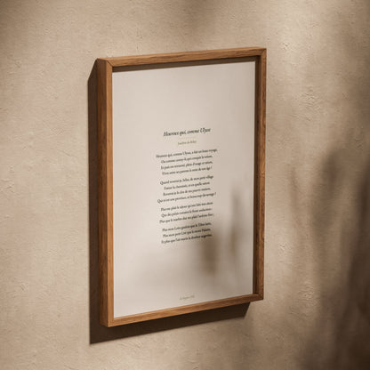 Heureux qui, comme Ulysse - Bellay - Affiche Citation, affiche dans un cadre en chêne posé de biais sur un mur texturé