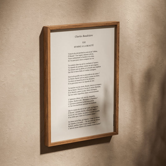 Hymne à la beauté - Charles Baudelaire | Poster Poésie, affiche dans un cadre en chêne posé de biais sur un mur texturé