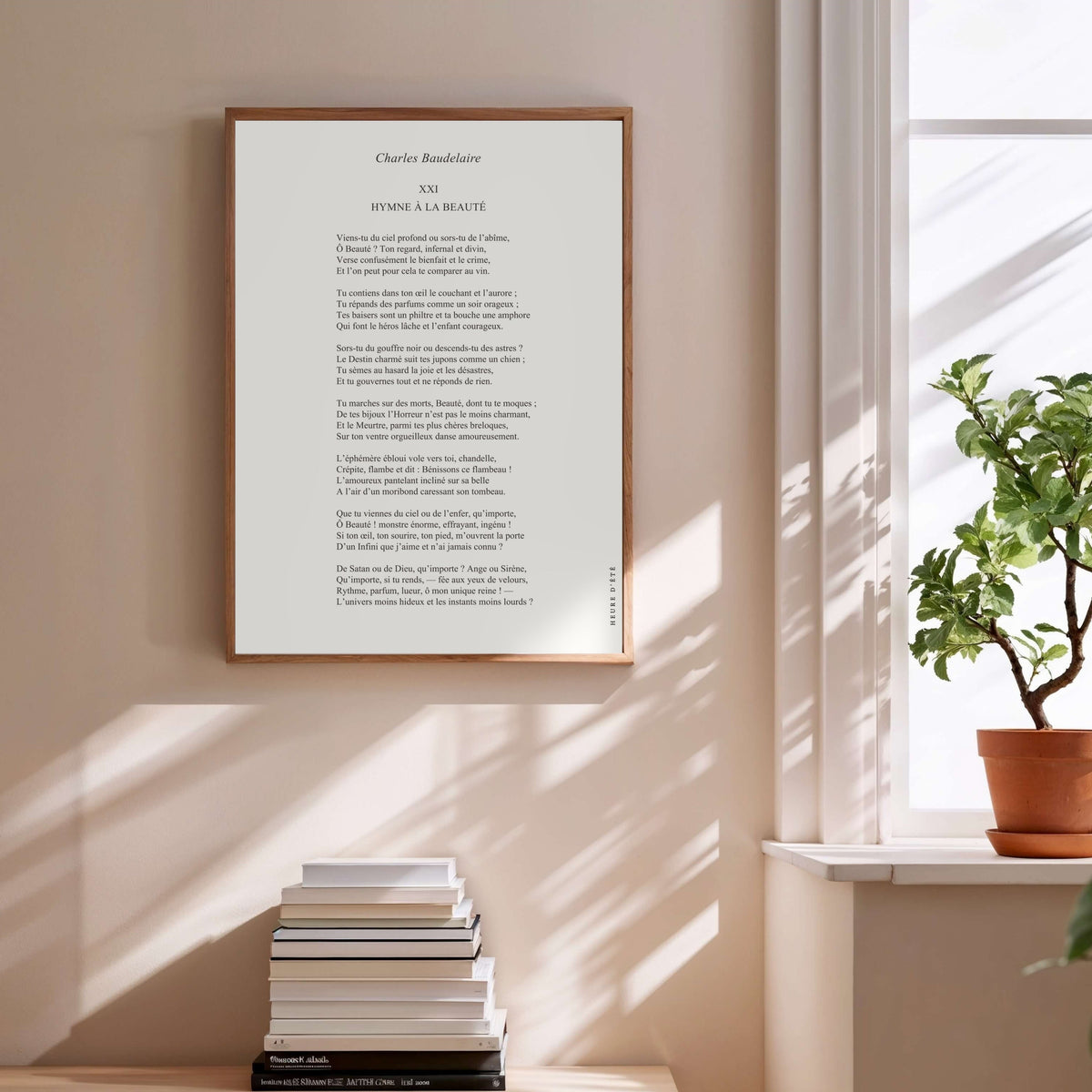 Hymne à la beauté - Charles Baudelaire | Poster Poésie, affiche encadrée au-dessus d'une pile de livres