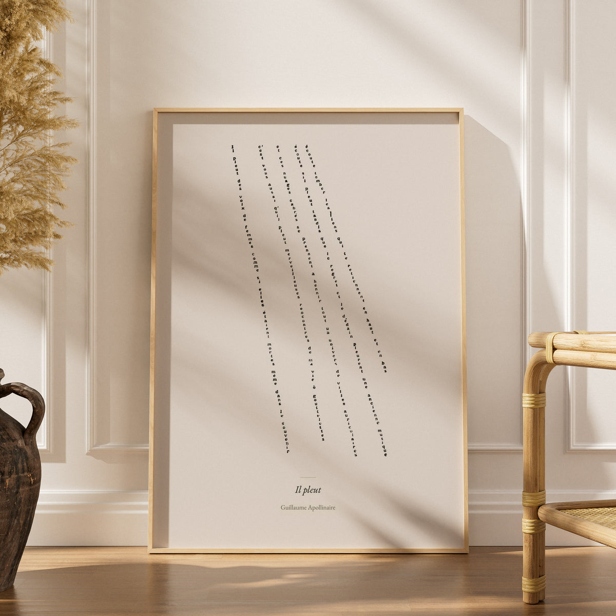 Il Pleut - Apollinaire - Affiche Calligramme Poésie, affiche encadrée dans un intérieur élégant, herbes séchées et chaise en 