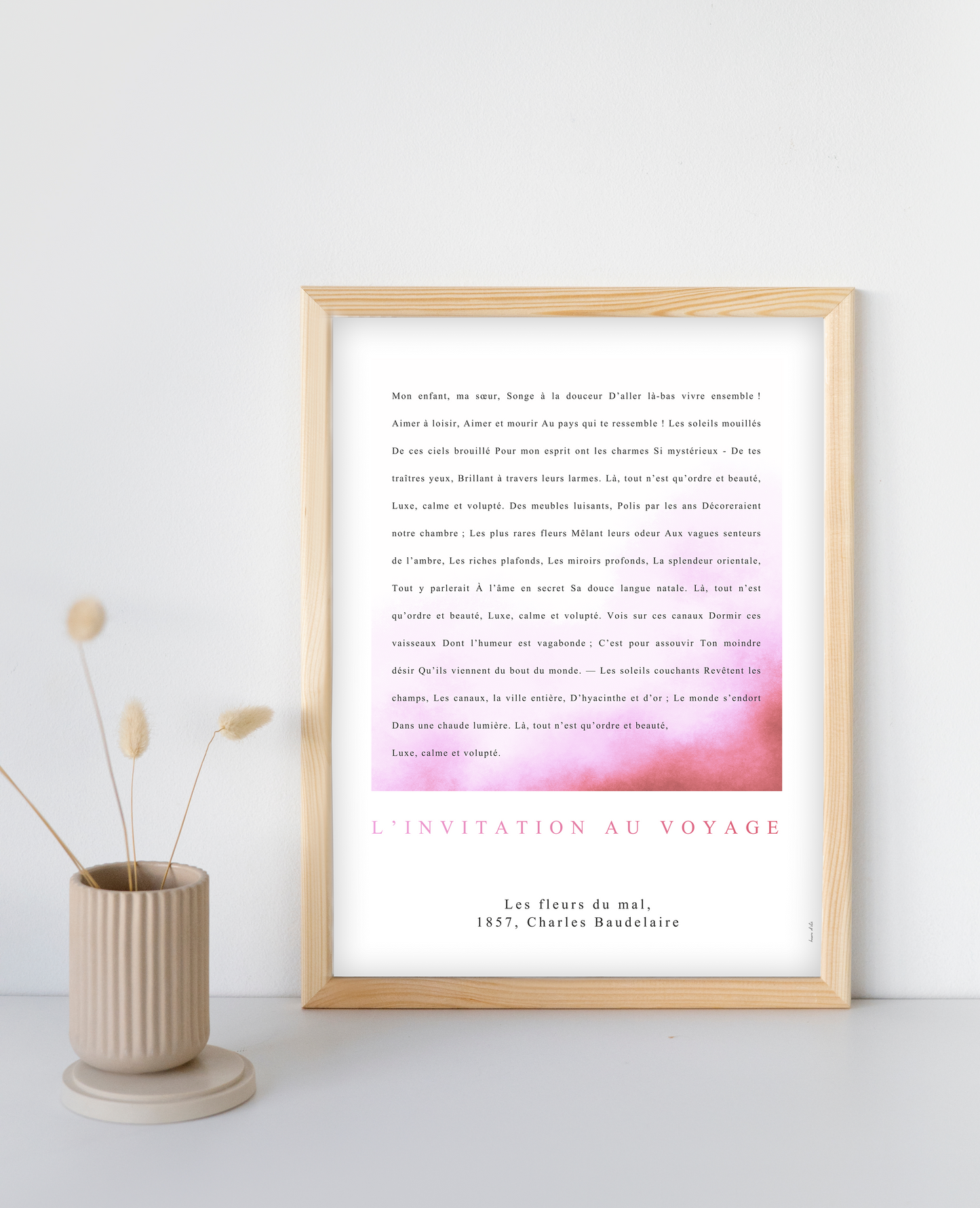 Mon enfant, ma sœur,

  Songe à la douceur

D’aller là-bas vivre ensemble !

  Aimer à loisir,

  Aimer et mourir

Au pays qui te ressemble !

  Les soleils mouillés

  De ces ciels brouillés

Pour mon esprit ont les charmes

  Si mystérieux

  De tes traîtres yeux,

Brillant à travers leurs larmes.

 

Là, tout n’est qu’ordre et beauté,

Luxe, calme et volupté.

 

Des meubles luisants,

  Polis par les ans,

Décoreraient notre chambre ;

  Les plus rares fleurs

  Mêlant leurs odeurs

Aux vagues senteurs 