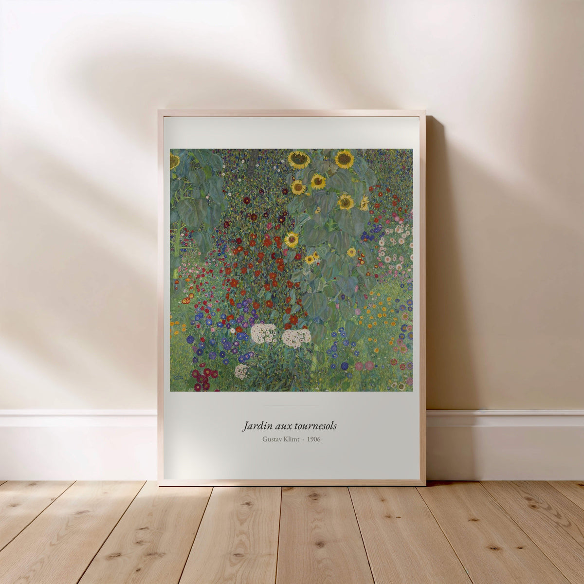 Jardin aux tournesols, Gustav Klimt, affiche encadrée posée au sol, cadre bois clair